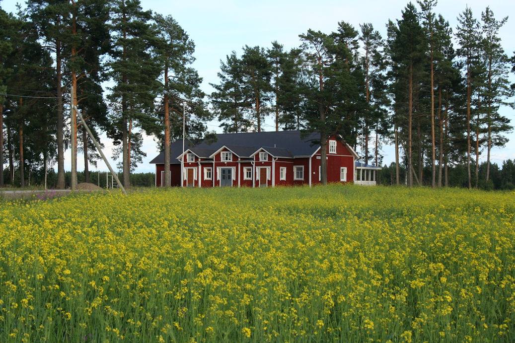 Alavuden Kontiaisten kylätalo sijaitsee noin 15 minuutin ajomatkan päässä Alavuden keskustasta romanttisessa maalaisidyllissä.