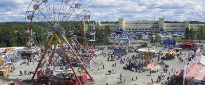 Kesän odotettu kohokohta, lapsille maksuton huvipuisto kieputtaa kävijöitä Alavudella Tuurin Kauppakylässä 21.6.-11.8.2024.
