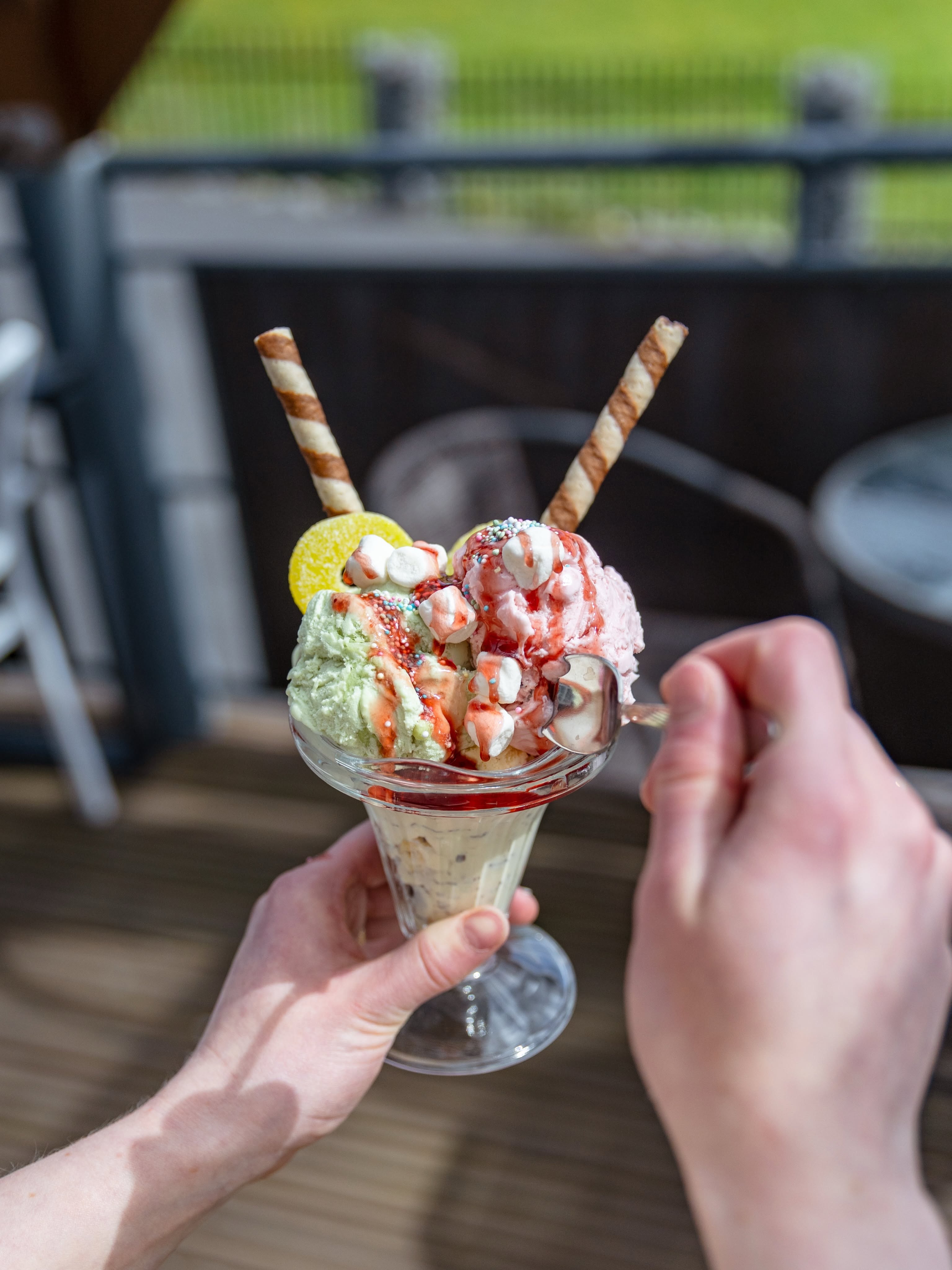Jäätelöbuffet Tuuri Resortsissa heinäkuun ajan ma-la klo 14.00-20.00. Osa jäätelöistä itse tehtyjä.