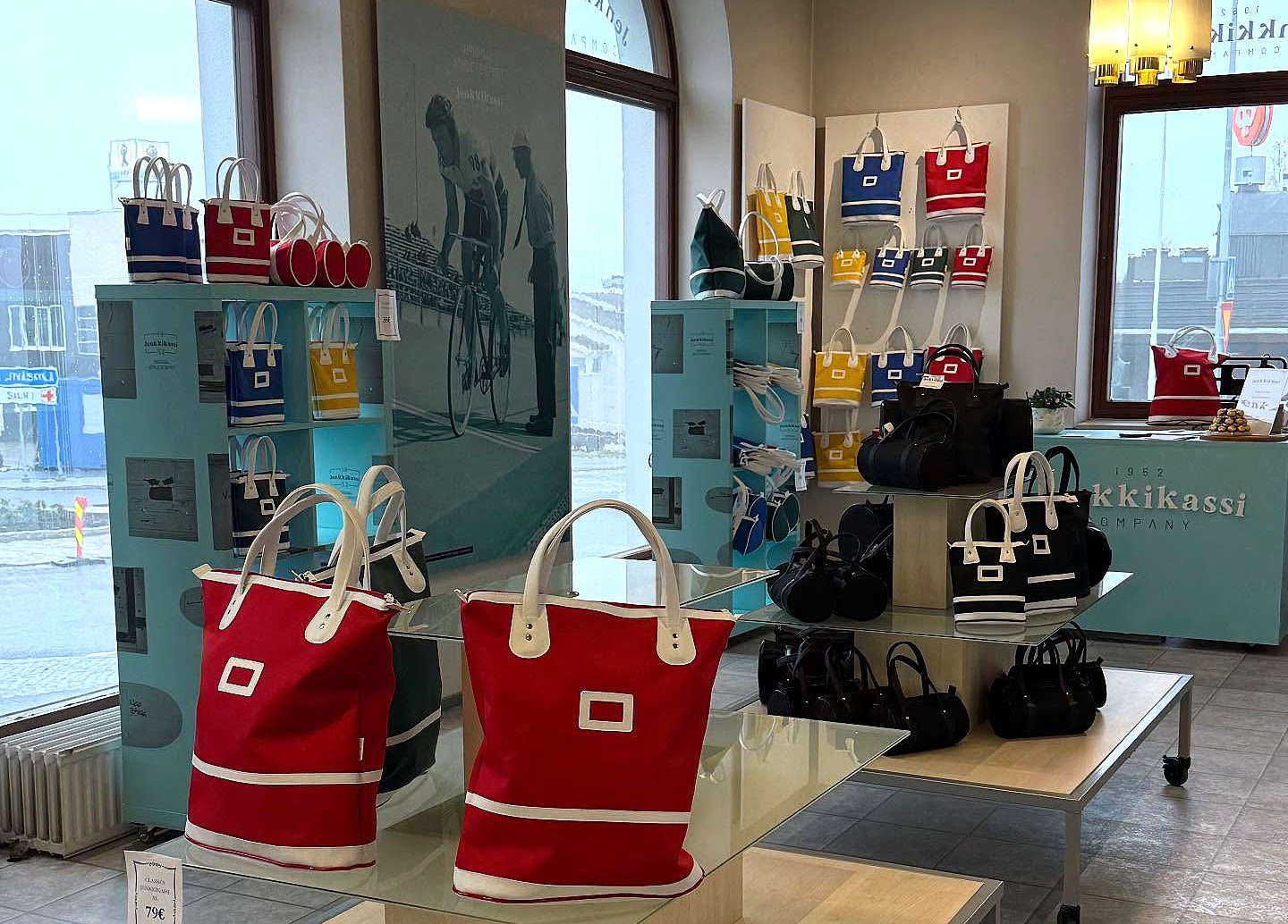 Jenkkikassi Company Oy:n tehtaanmyylä sijaitsee Alavuden keskustassa. Avoinna aina open-kyltin palaessa.