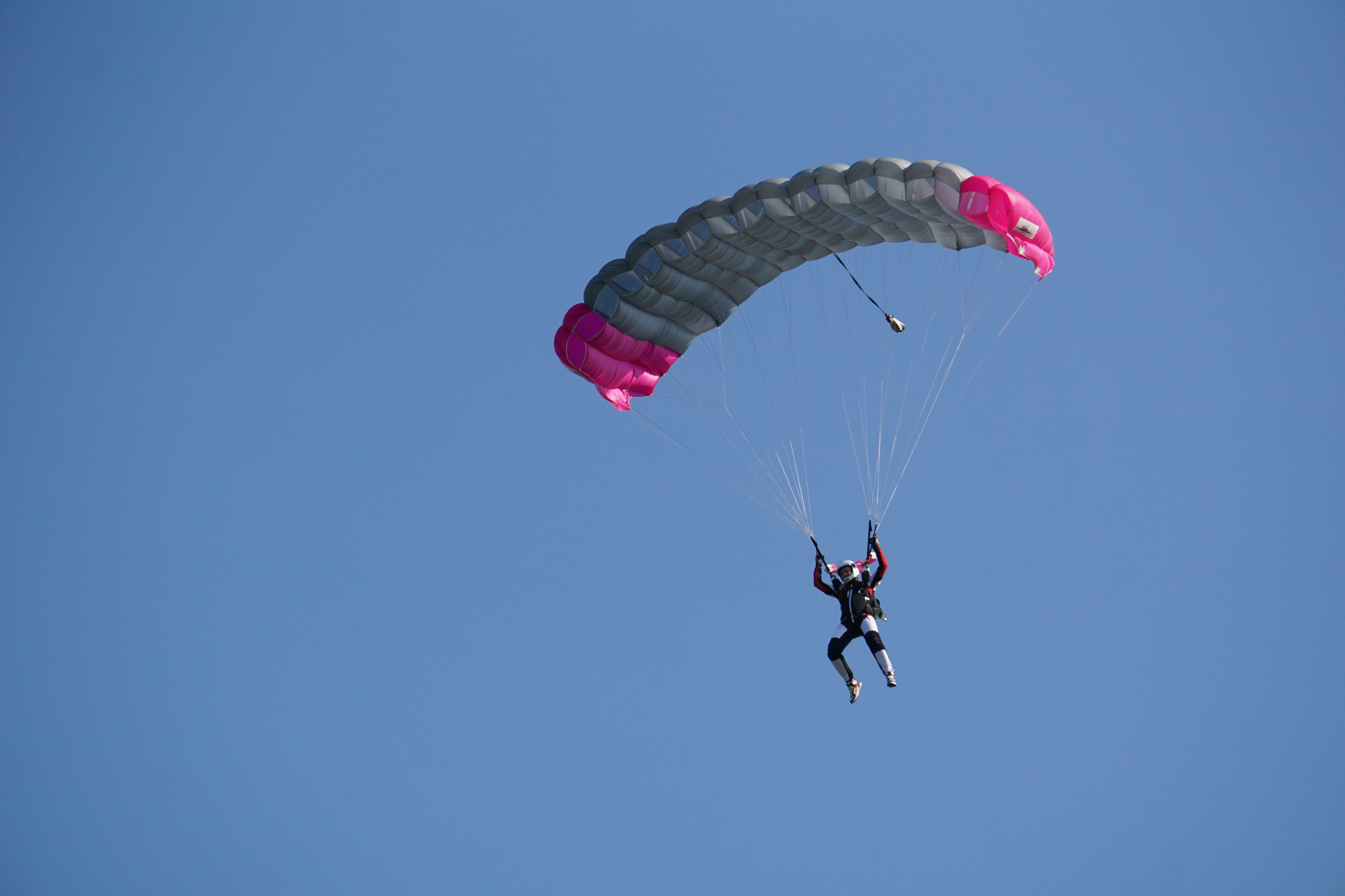 Alavuden Ilmailukerho j&auml;rjest&auml;&auml; laskuvarjohypp&auml;&auml;misen alkeiskursseja j&auml;lleen kes&auml;ll&auml; 2026. Tervetuloa Alavuden taivaalle! 
