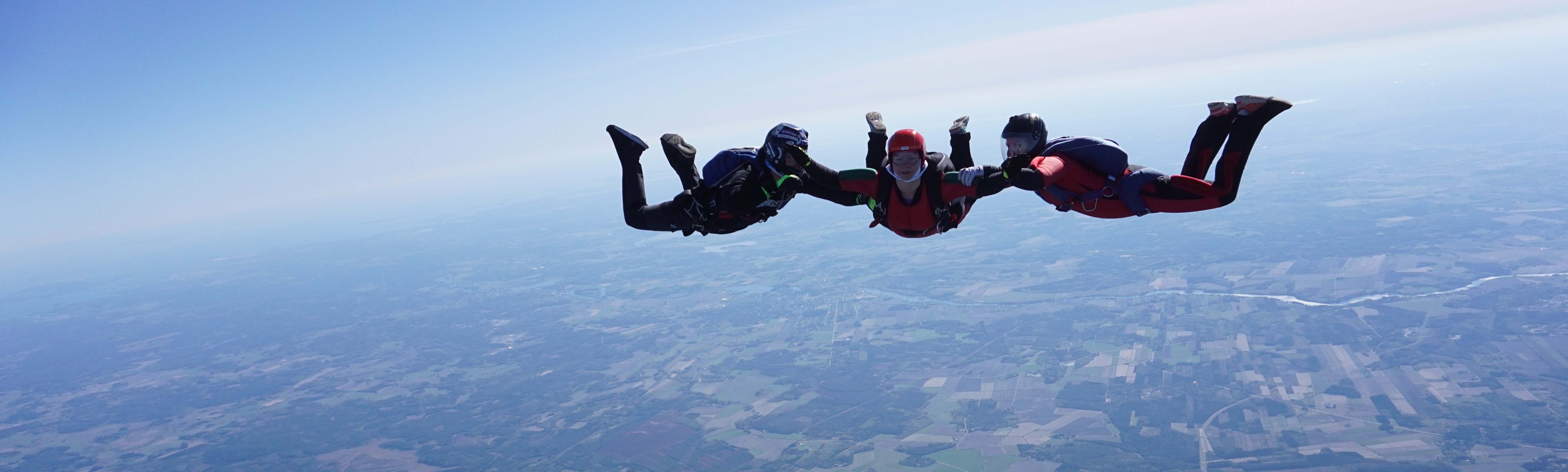Alavuden Ilmailukerho järjestää laskuvarjohyppäämisen alkeiskursseja jälleen kesällä 2026. Tervetuloa Alavuden taivaalle!