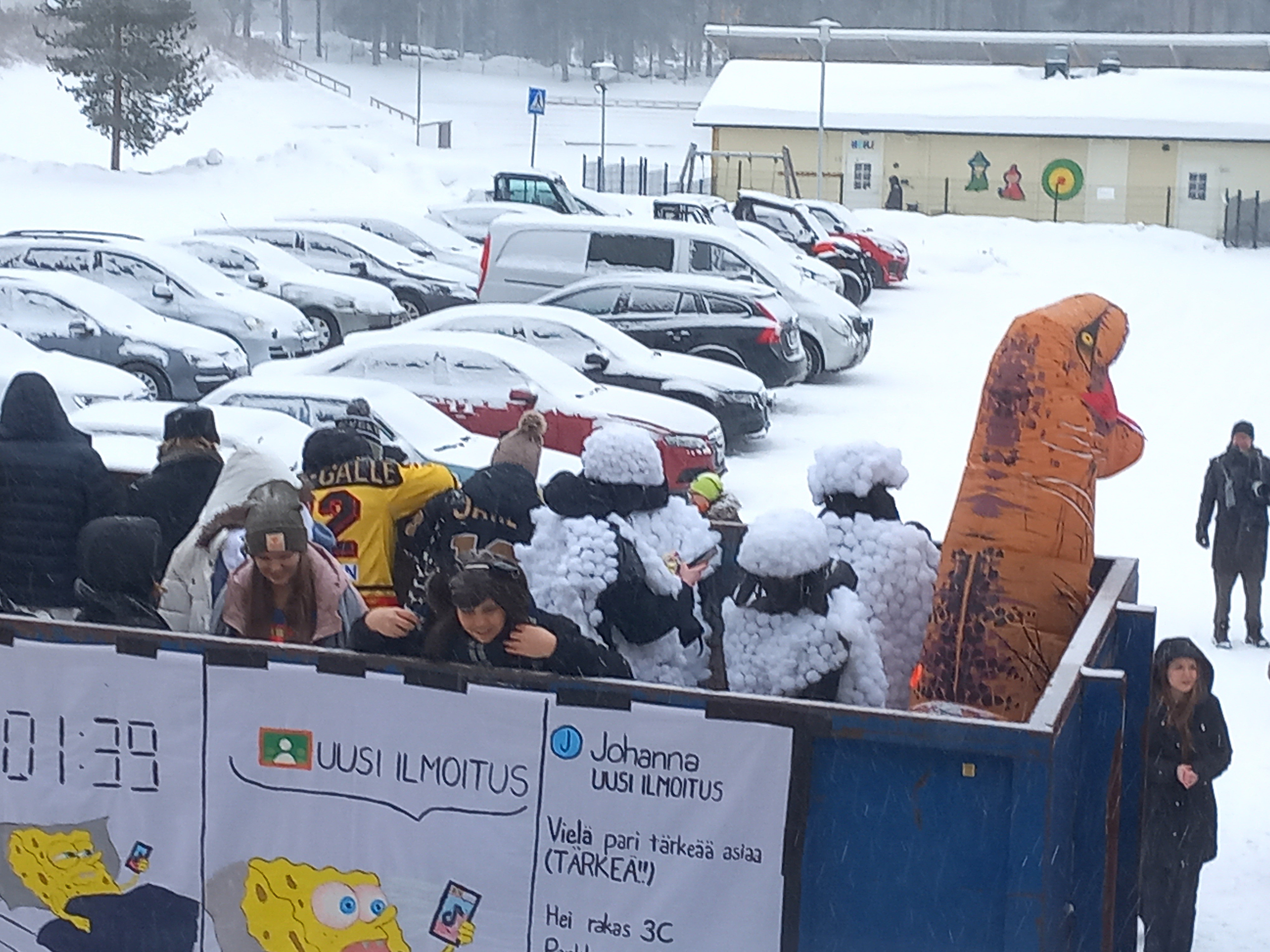 Alavuden lukion abien penkkariajelu keskiviikkona 12.2.2025 noin klo 10.30 alkaen. L&auml;ht&ouml; Alavuden lukiolta.