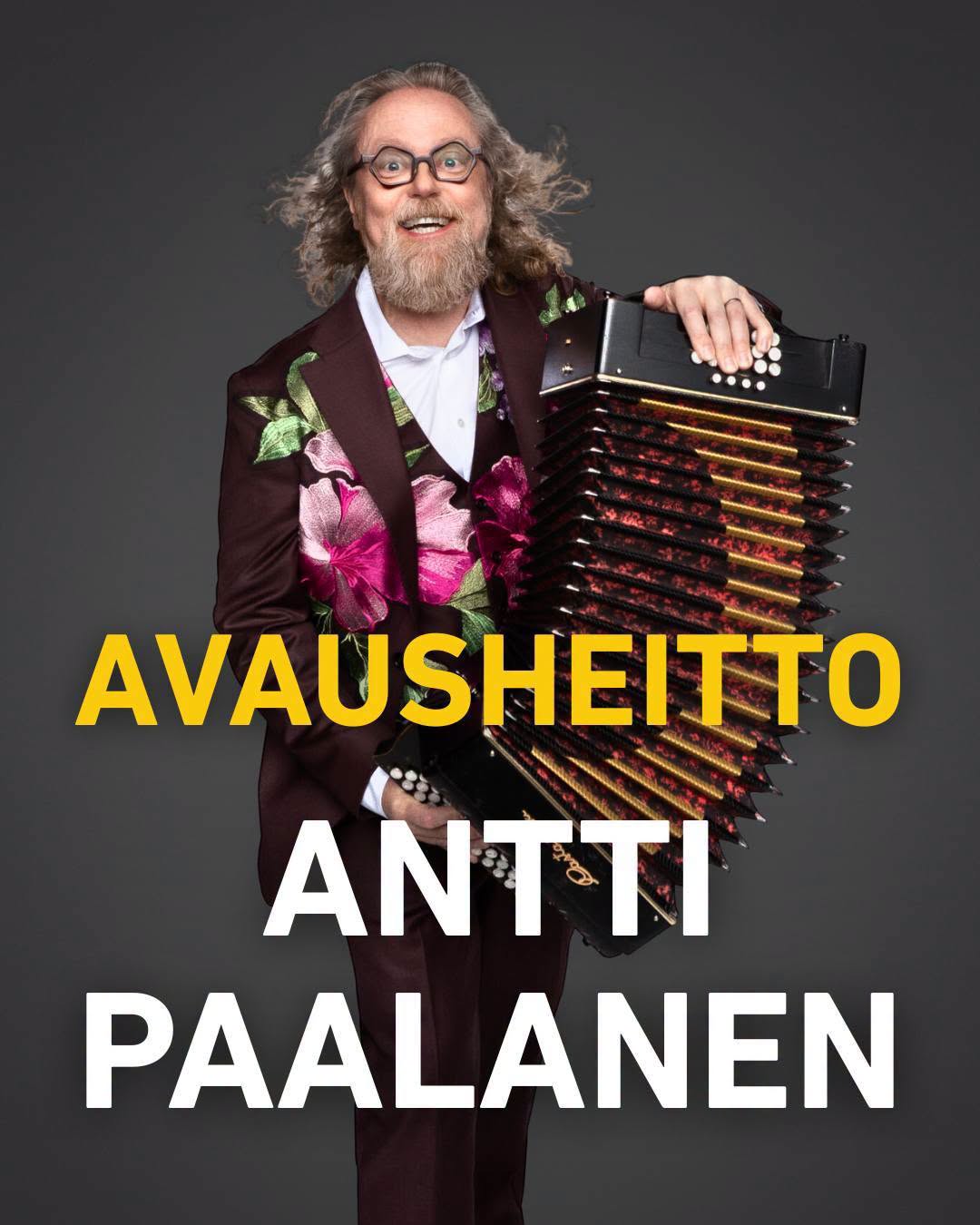 Miesten pes&auml;pallon suomensarjan ottelu Alavuden Montulla lauantaina 1.8.2026. Avausheiton suorittaa alavutelaisl&auml;ht&ouml;inen pelimanni, hanuristi ja kurkkulaulaja Antti Paalanen.