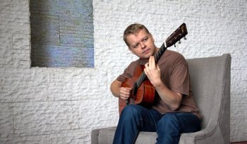Mainetta Suomessa ja maailmalla niittänyt Tomi Paldanius soittaa klassikkohittejä menneiltä vuosikymmeniltä keskiviikkona 4.10.2023 klo 18 Alavuden Kulttuurikeskuksen alakerrassa.