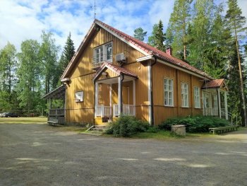 Vetämäjärven leirikeskuksen keltainen päärakennus on mitoitettu 50-60 henkilölle.