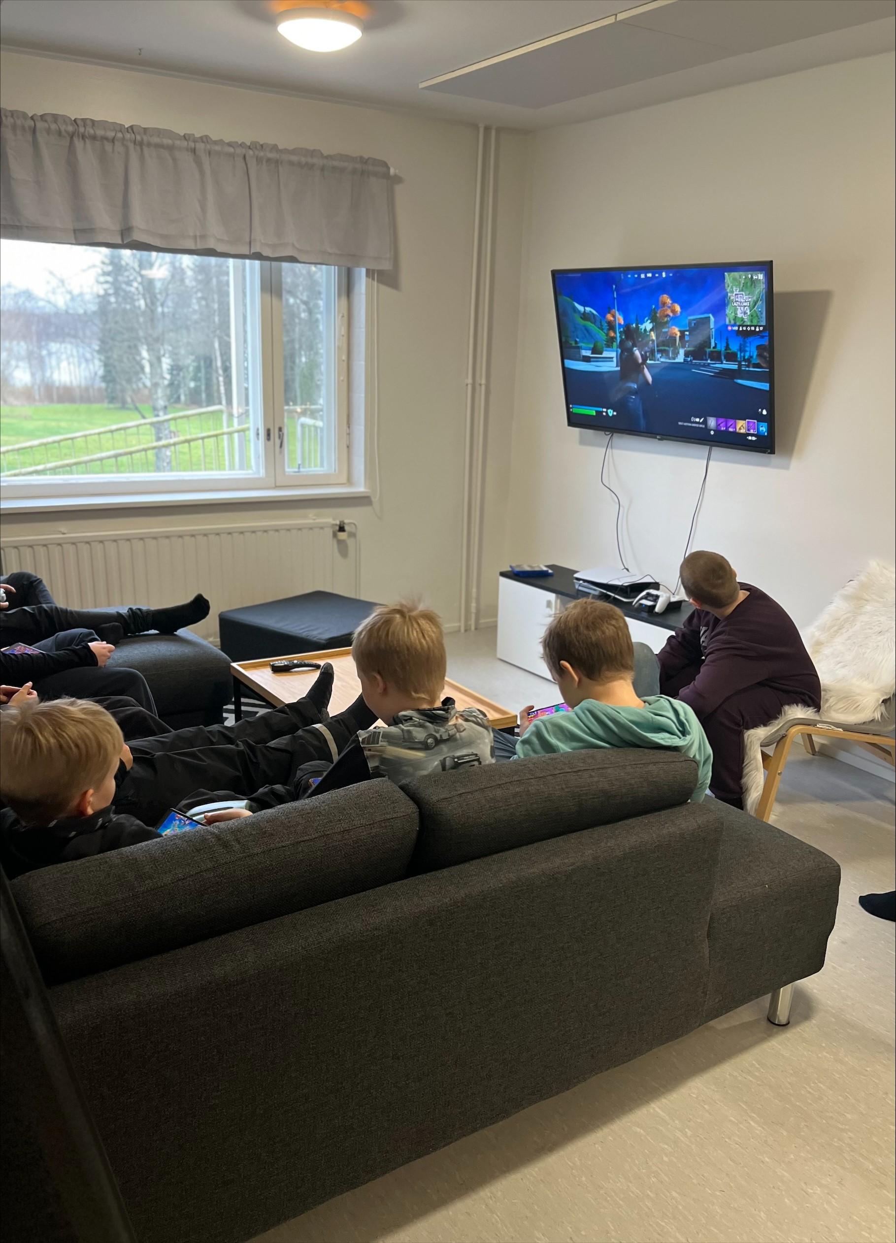 Nuoria pelailemassa nuorisotila Poterossa Alavuden Töysässä.